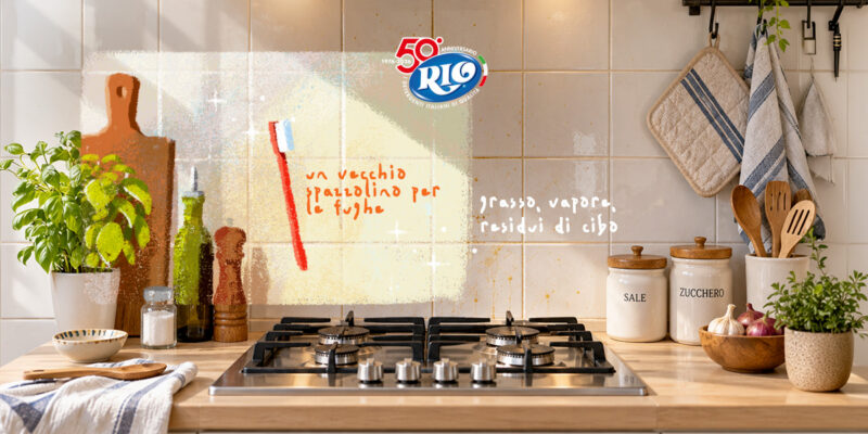 Come pulire le piastrelle di bagno e cucina: rimuovere aloni, muffa, grasso e calcare_Copertina